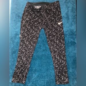 Nike Women’s Size Medium Black White and Gray Patterned Cropped Leggings.